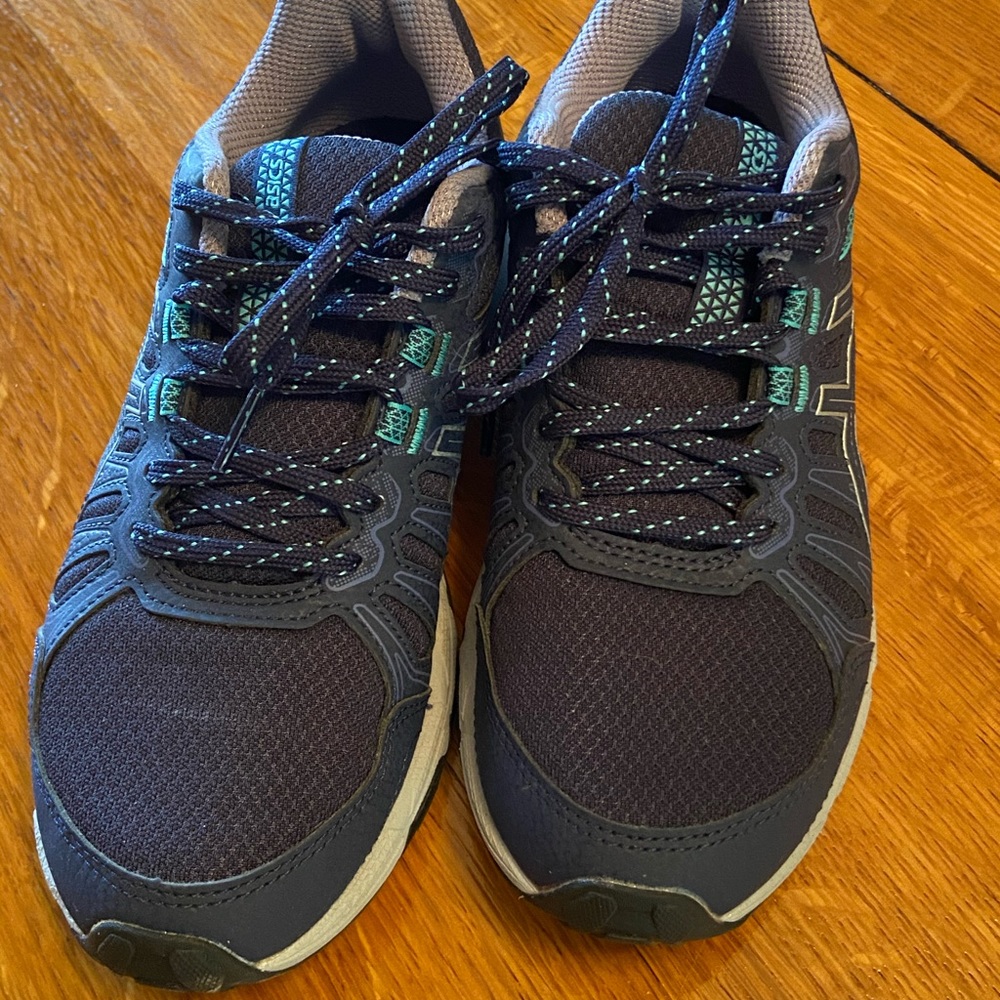 ASICS Gel Venture 7 trail shoe.  Size 5 1/2M